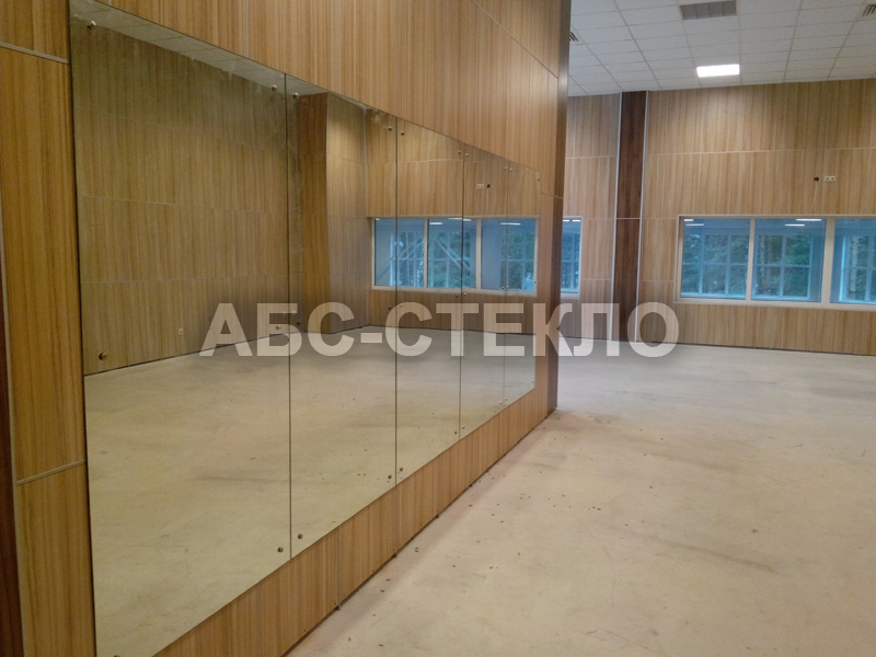 Зеркала в танцевальном зале